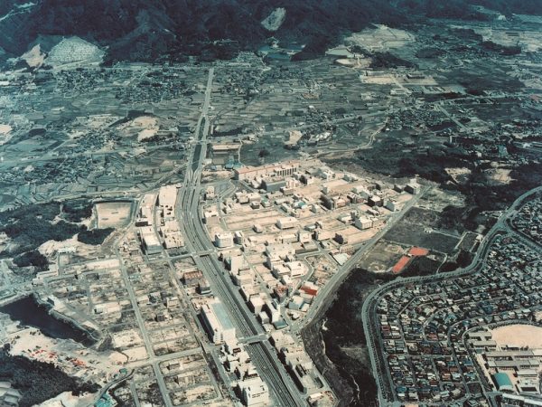 南側から見た建設工事前の駅周辺(写真提供:大阪船場繊維卸商団地協同組合)