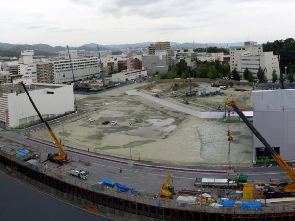 南側から見た建設工事前の駅周辺(写真提供:大阪船場繊維卸商団地協同組合)