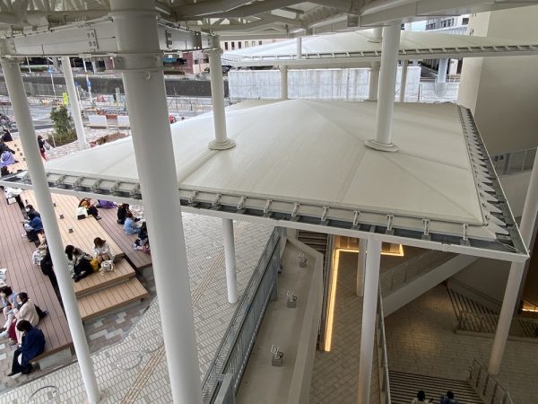 地上2階のデッキから見下ろす(写真:宮沢洋)
