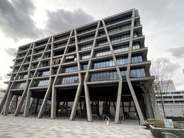 地上2階レベルのペデストリアンデッキから北方向を見る。右手前が箕面市立文化芸能劇場(設計:久米設計、大林組)(写真:宮沢洋)