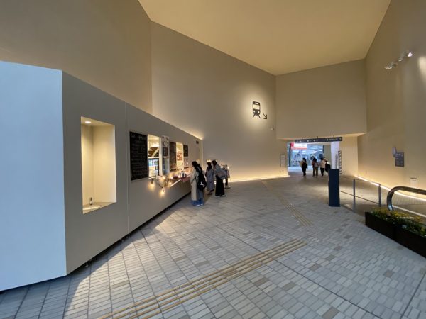 地上2階のデッキから見下ろす(写真:宮沢洋)