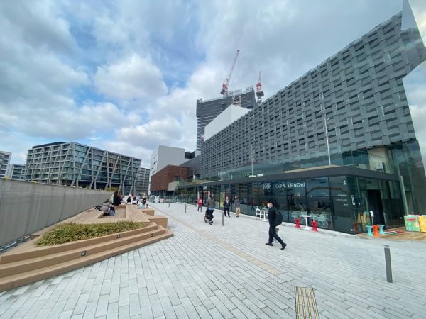 地上2階レベルのペデストリアンデッキから北方向を見る。右手前が箕面市立文化芸能劇場(設計:久米設計、大林組)(写真:宮沢洋)