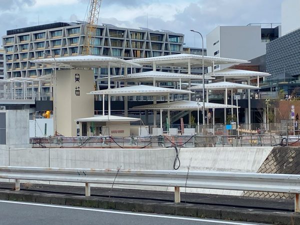 談笑する若い女性が多くてびっくりしていると…(写真:宮沢洋)