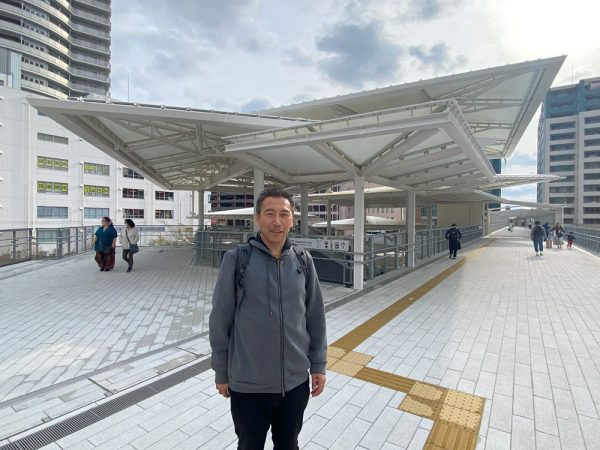 改札の近くから地上方向を見る。屋根から漏れる光に吸い寄せられるよう(写真:宮沢洋)