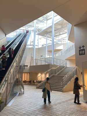 改札の近くから地上方向を見る。屋根から漏れる光に吸い寄せられるよう(写真:宮沢洋)