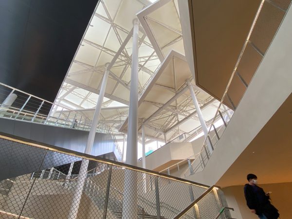 地上1階レベルの南側外観(写真:宮沢洋)