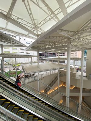 改札の近くから地上方向を見る。屋根から漏れる光に吸い寄せられるよう(写真:宮沢洋)