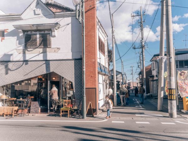 本庄デパートメントのカフェの外観。ユニークなエントランスなどその魅力は尽きない