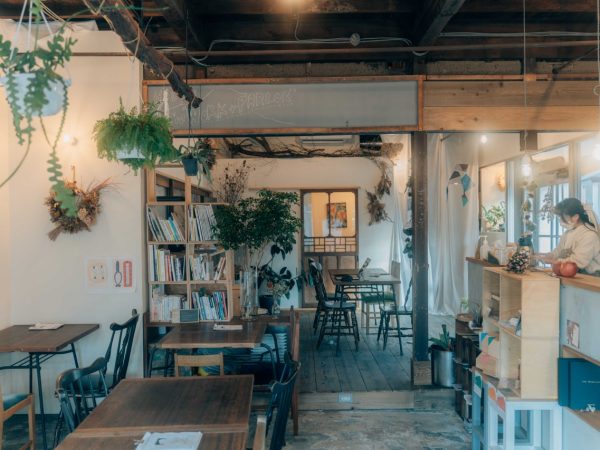 ユニークなデザインの建物が並ぶが埼玉県の本庄駅の周辺で、リノベーションを通じて人々を巻き込み、地域を楽しむ活動が広がっている。商店街の空き店舗を活用したカフェの開業からスタートした「本庄アパートメント」を取材した。