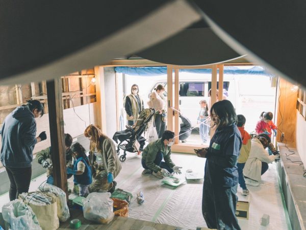 リノベーション工事のワークショップには親子で参加する人もいる