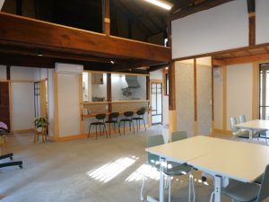 moss ARIMATSU内部。キッチンカウンターには、捨てられる予定だったタイルを利用した。古いものや捨てられるものを上手に取り入れている