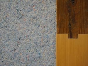 有松絞りのくくり糸を混ぜ込んだ材で塗った壁と、新旧がわかる柱(下部分が新しい)。元からあった柱をなるべく残した