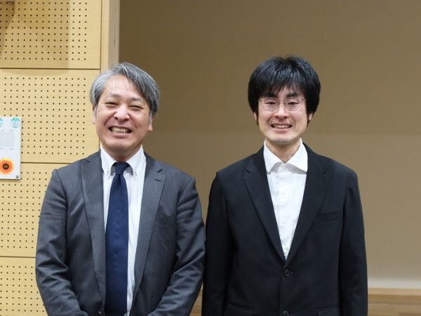 右が取材にご協力いただいた村岡さん、左は小学校の校長先生、品川智成さん
