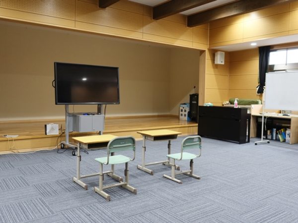 正面左が4施設が入った棟で右がメディアルーム