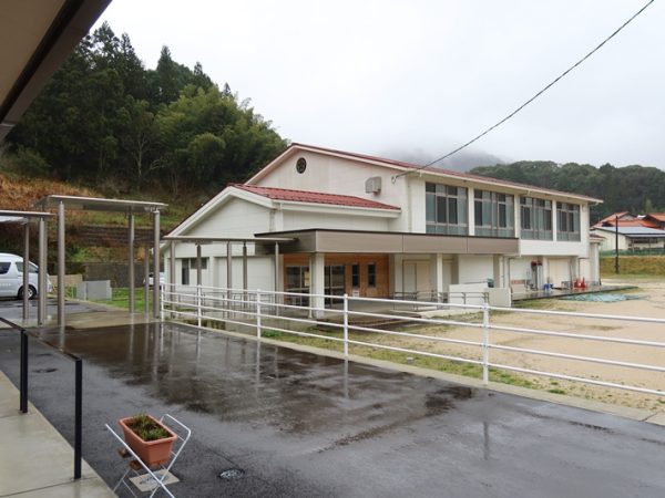 廊下には地域の中に学校があるとい考え方が掲げられていた