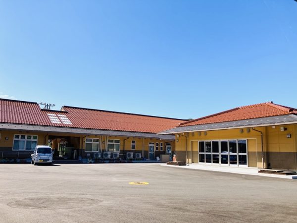 正面左が4施設が入った棟で右がメディアルーム