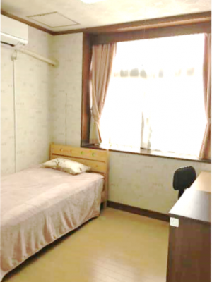 少女たちが利用する月桃の個室。携帯電話等外部と接触するものをスタッフに預け、自身に向き合いながら自分を取り戻していく場所だ