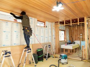 建設業では労働人口の減少や、給与水準の低さによる新規雇用の減少により、人手不足が深刻な問題となっている