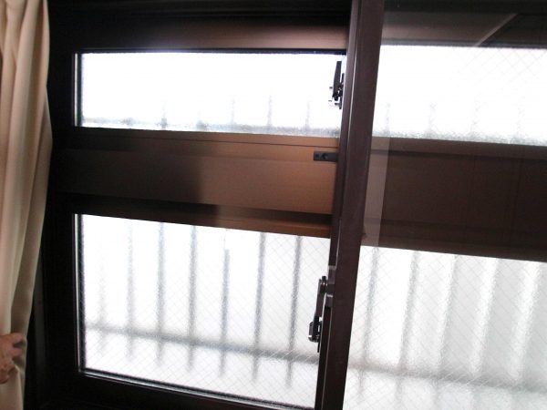 東側の格子窓はアルミ樹脂複合サッシではなく、アルミサッシ(Low-E複層ガラス)に交換(撮影:高橋真樹)