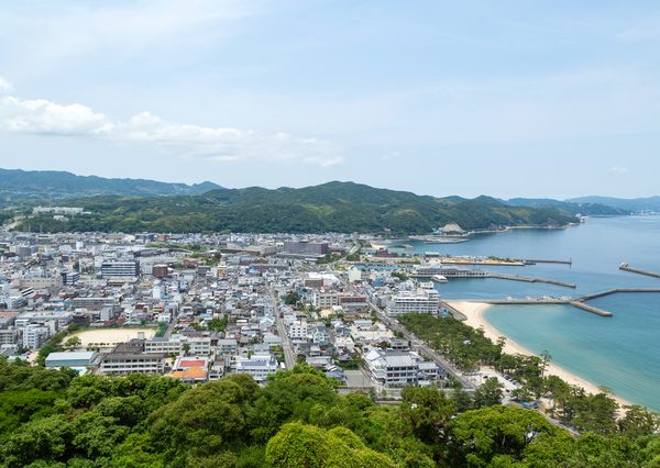 兵庫県洲本市。祟り神が救いの神に変化した「五瀬明神」がある
