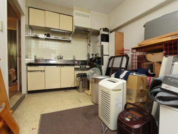 不動産の使い方、貸し方が多様化している。使い方、貸し方を変えただけで古い物件が再生されることもあり、そのひとつが今回ご紹介する赤羽岩淵の築40年超のマンション。アーティストに空室を貸したら、あっという間にアーティストが集まり、アートフェスが開催されるまでに。変化をご紹介しよう。