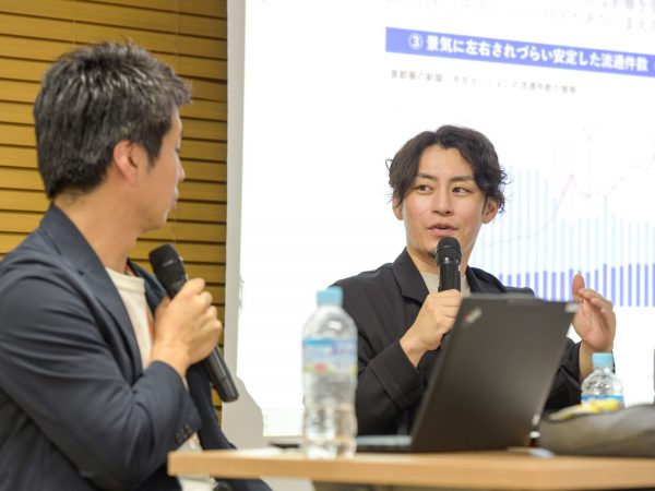 カウカモの事業モデルは、分断された中古住宅流通市場の構造をデザインとテクノロジーの力で統合し、ユーザーが暮らしを思い描くところから住まい探し、購入、居住中、住み替えまで、住まい軸でユーザーとつながり続ける、というもの。住まいのゆりかごから墓場まで、一気通貫でユーザーと接点を持てる仕組みだ