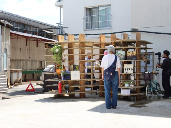 正面の素材が木毛セメント版。建築を知っている人には当たり前の存在なのだろうが、訪れた人たちには初見