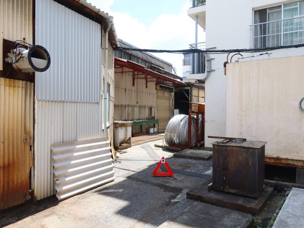 正面の素材が木毛セメント版。建築を知っている人には当たり前の存在なのだろうが、訪れた人たちには初見