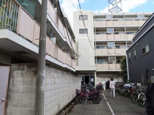 こちらがもう1棟のマンション。左手の1階に共用のアトリエがあり、正面右側奥にギャラリーが作られた