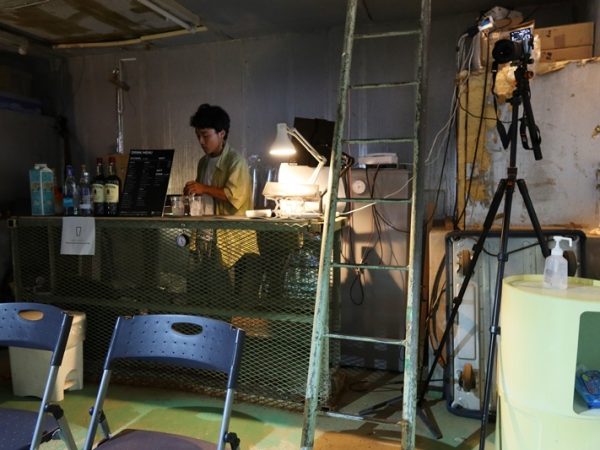 曾原さんの展示。入居前の状態からするとモノは多いものの整然と片づけられている