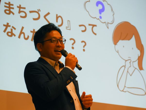 ▲「北人 まちの大学」の榑林(くればやし)正和さん。夕張市の財政再建に尽力した西村宜彦教授に憧れを抱き、学生時代は札幌・北海学園大学で地域経済学を学んだという。「父が道庁に勤務していたので、いつの頃からか北海道の地域経済に興味を持つようになりました。ただ、まさか自分が実際にまちづくりに携わるとは思ってもいませんでした(笑)」