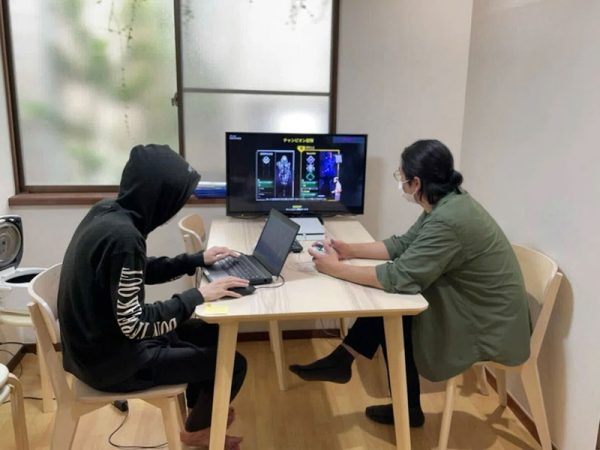 若者との距離感を縮めるために始めたというオンラインゲーム。一緒にプレイする時間を荒井さんも楽しんでいるようだ