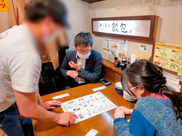 さまざまな若者の悩みに、都度応えて活動の幅を広げているサンカクシャ。バイト先にスタッフや支援者が訪問することも