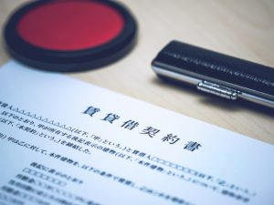 保証人を立てることは家賃保証会社を利用することで代替できるが、緊急連絡先の記入には直系の親族を求められることが多い(写真はイメージ)