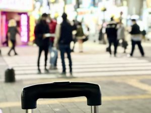 家庭に居場所がなく、繁華街を徘徊して夜をしのぐ若者が、トラブルや事件に巻き込まれることも少なくない。そういった若者にこそ、心身ともに安らかな暮らしが必要だ(写真はイメージ)