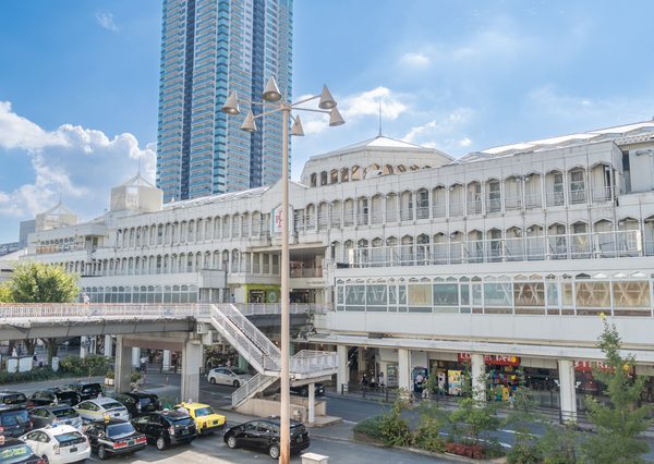 現在の北大阪急行「千里中央」駅と駅上商業施設のせんちゅうパル