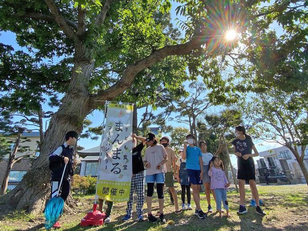▲2024年7月に開催された《地域食堂まんまる》の様子。その噂を聞きつけ、車で約30分かけて近隣の市町からはるばる広徳寺を訪れる親子も多いという。「地のモノ・旬のモノを大切にした食事を提供することにもこだわっています」
