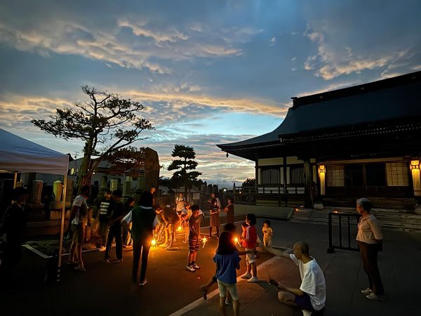 ▲夏休みに広徳寺の境内で開催された《まんまるバーベキュー大会》。「参加者の皆さんが自然な形で顔見知りになって、万一災害などの有事の時も“あの子どうしてるかな?あのおばあちゃん大丈夫かな?”と思い浮かぶような関係が緩やかに広がっていったら、地域のセーフティネットとしても意義あるつながりになると思います」と高橋さん