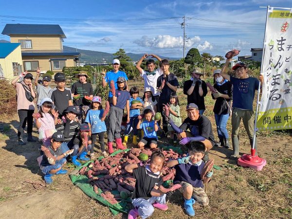 ▲2024年秋の《まんまるフードパントリー》の様子。大人たちが食材を仕分けしている間に、子どもたちは自分の家にあるおもちゃを持ち寄っておもちゃの物々交換会を実施。紙芝居や絵本の読み聞かせなども行う楽しいイベントとなった