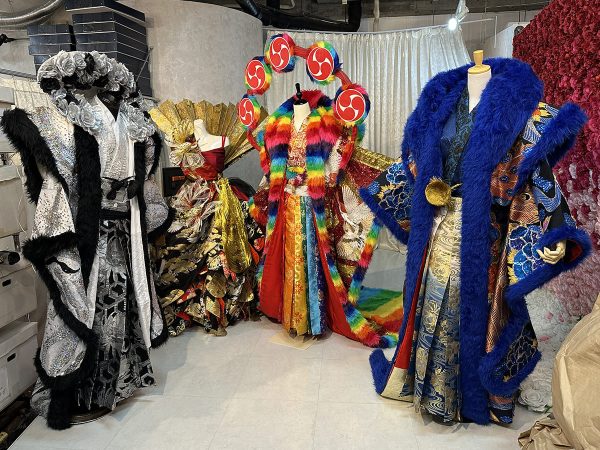 みやびの店舗ではさまざまな「ド派手衣装」が出番を待つ