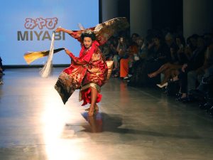 ニューヨークファッションウィークに花魁姿で登場した日本人バレエダンサーのShokoさん 提供:みやび