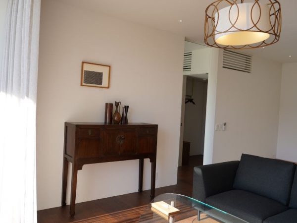 和MODERN/アールデコをテーマにしたヴィラ「RYUⅠ」。アールデコ調の照明や家具、オブジェが飾られたすっきりとした空間で、自宅インテリアの参考にも