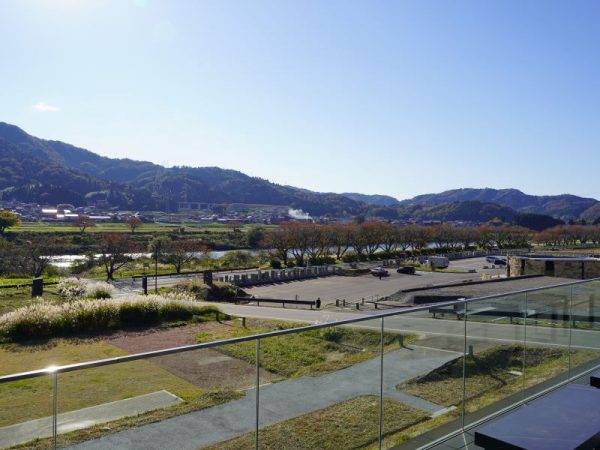 2024年11月に福井県でオープンしたオーベルジュ「歓宿縁 ESHIKOTO」。独立型のヴィラと、別棟にあるレストランとバーで構成され、風土の自然と美術を楽しめる場所になっている。