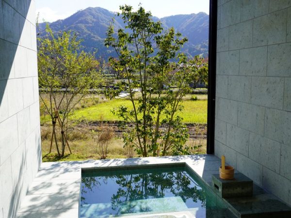 和MODERN/アールデコをテーマにしたヴィラ「RYUⅠ」。アールデコ調の照明や家具、オブジェが飾られたすっきりとした空間で、自宅インテリアの参考にも