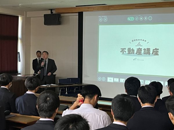 花巻東高校での不動産授業風景。冒頭挨拶する斎藤代表(提供:不動産終活支援機構)