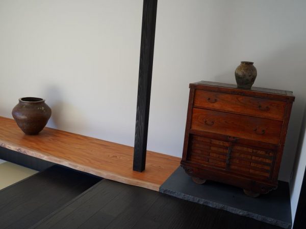 2024年11月に福井県でオープンしたオーベルジュ「歓宿縁 ESHIKOTO」。独立型のヴィラと、別棟にあるレストランとバーで構成され、風土の自然と美術を楽しめる場所になっている。