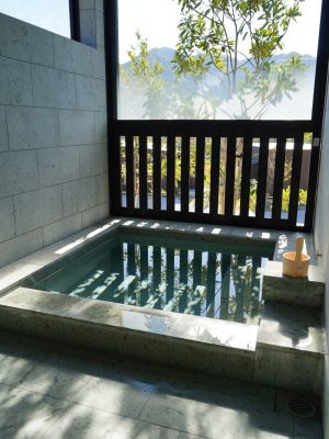 和MODERN/アールデコをテーマにしたヴィラ「RYUⅠ」。アールデコ調の照明や家具、オブジェが飾られたすっきりとした空間で、自宅インテリアの参考にも