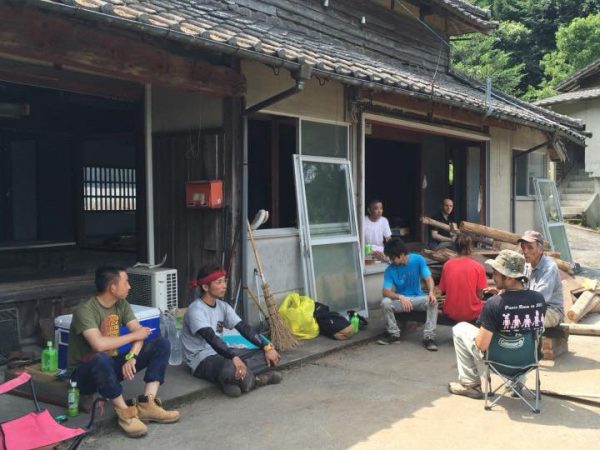 古民家を宿にするためのリノベーション工事。多くの仲間が協力してくれた(画像提供:坂本さん)