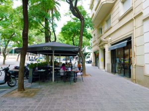 バルセロナ市街のフラットでアクセシブルな街並み。店舗の入り口もフラットに設計されている(西氏提供)