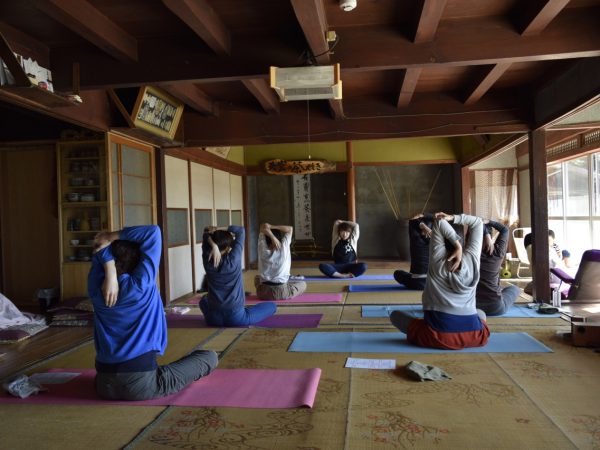 広い玄関土間には、古民家にもともとあった家具を活用し、エキゾチックな雰囲気を表現している